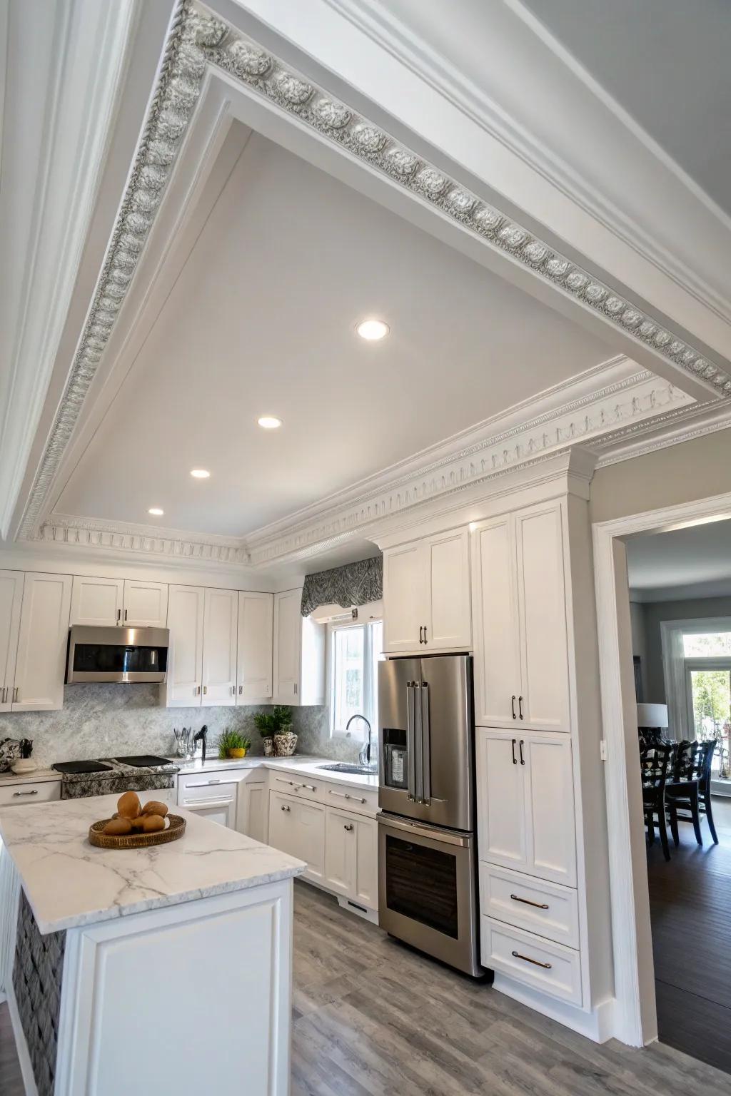 Fast and simple: Adhesive crown molding at work.