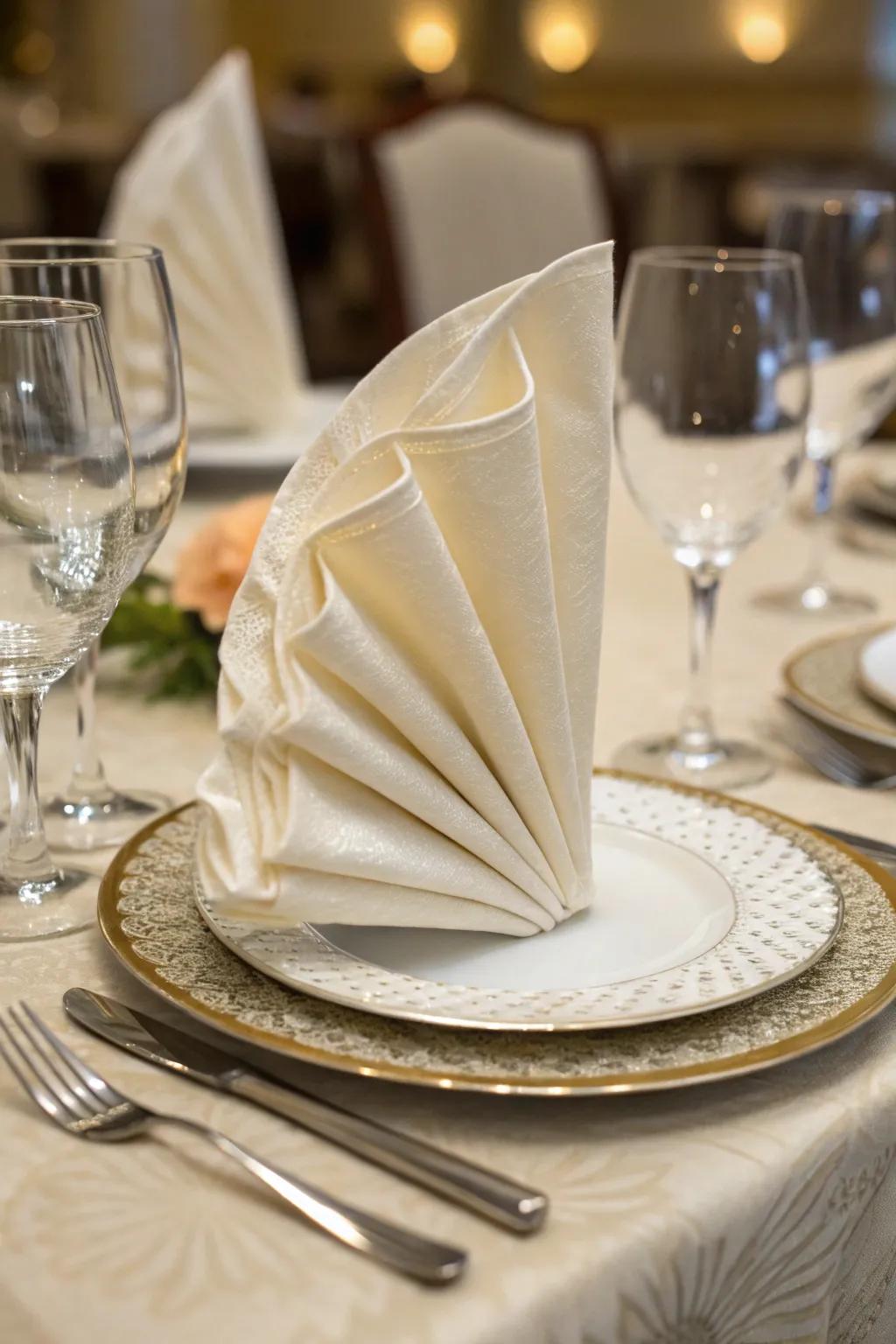 The timeless Fan Fold enhances the elegance of every dining table.