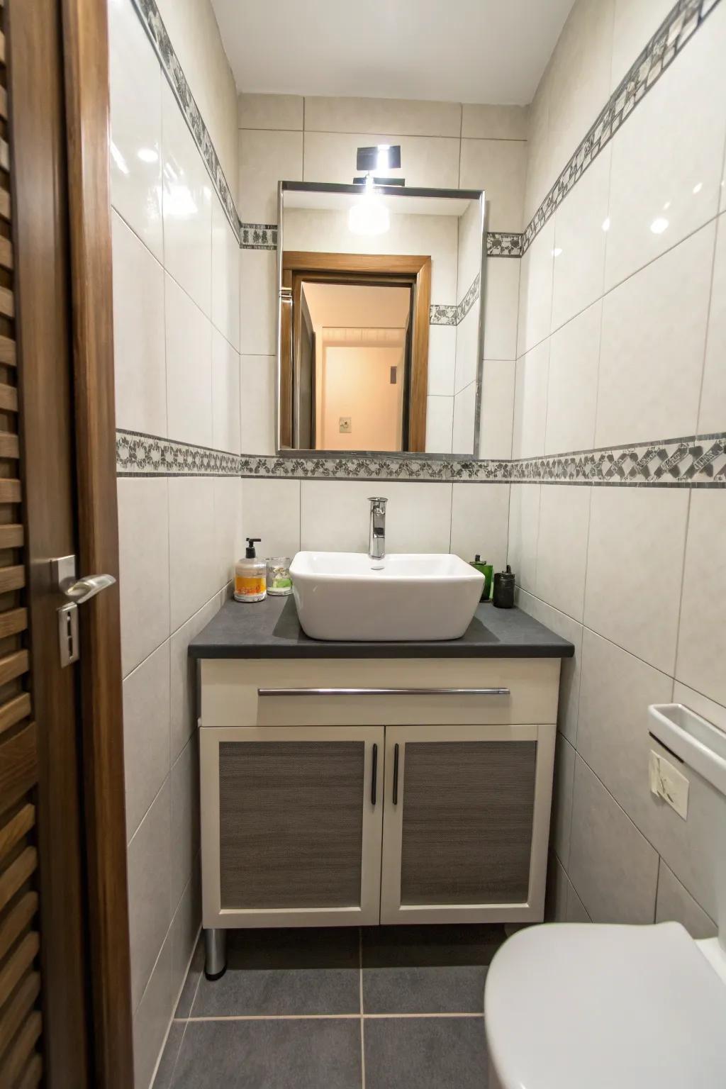 A slim organizer that nestles nicely into a compact bathroom, offering a blend of style and practicality.