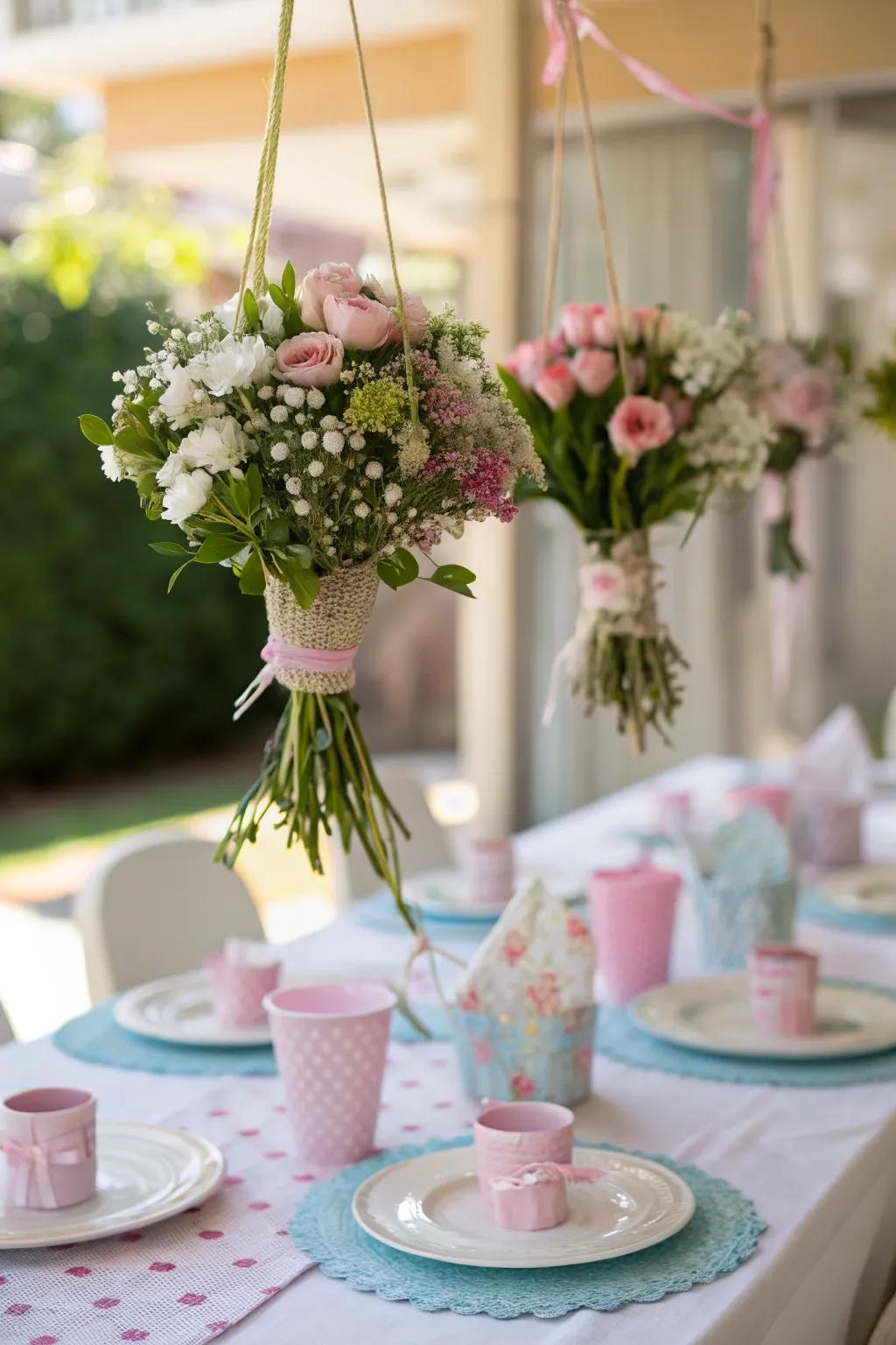 Charming suspended bouquets for a unique centerpiece