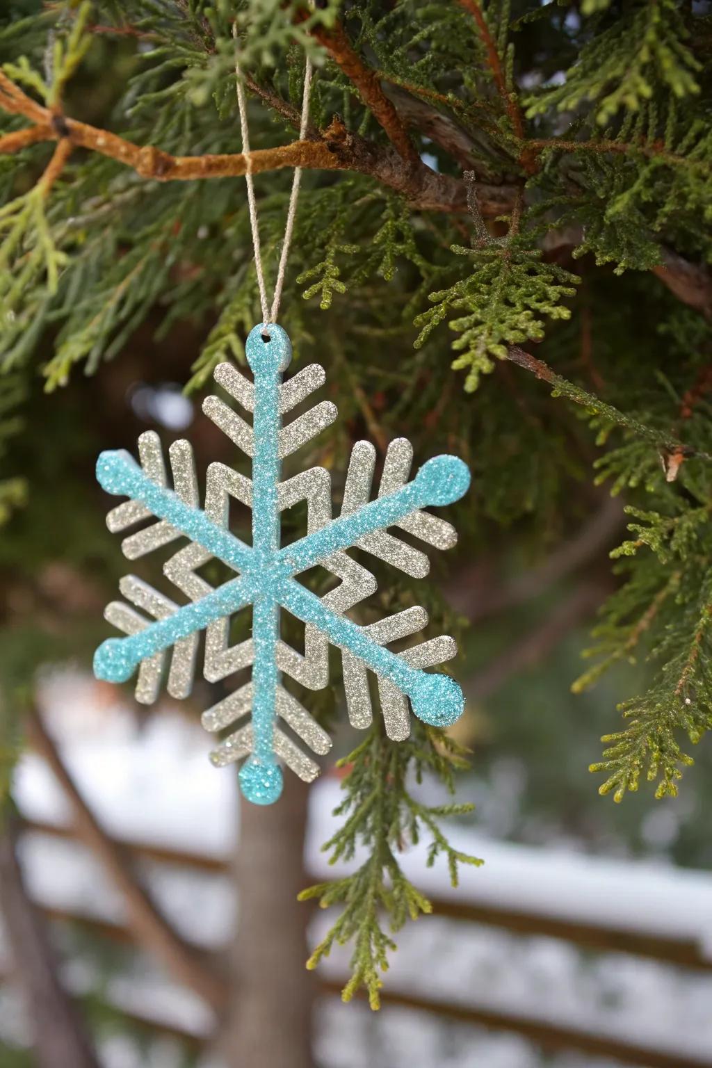 Artisanal stick snowflakes, conveying a nuance of winter enchantment to your Christmas tree.