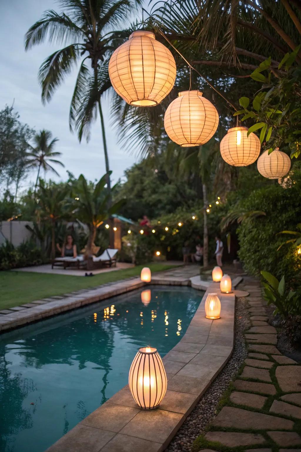 Exotic lanterns establish an intimate nocturnal atmosphere.