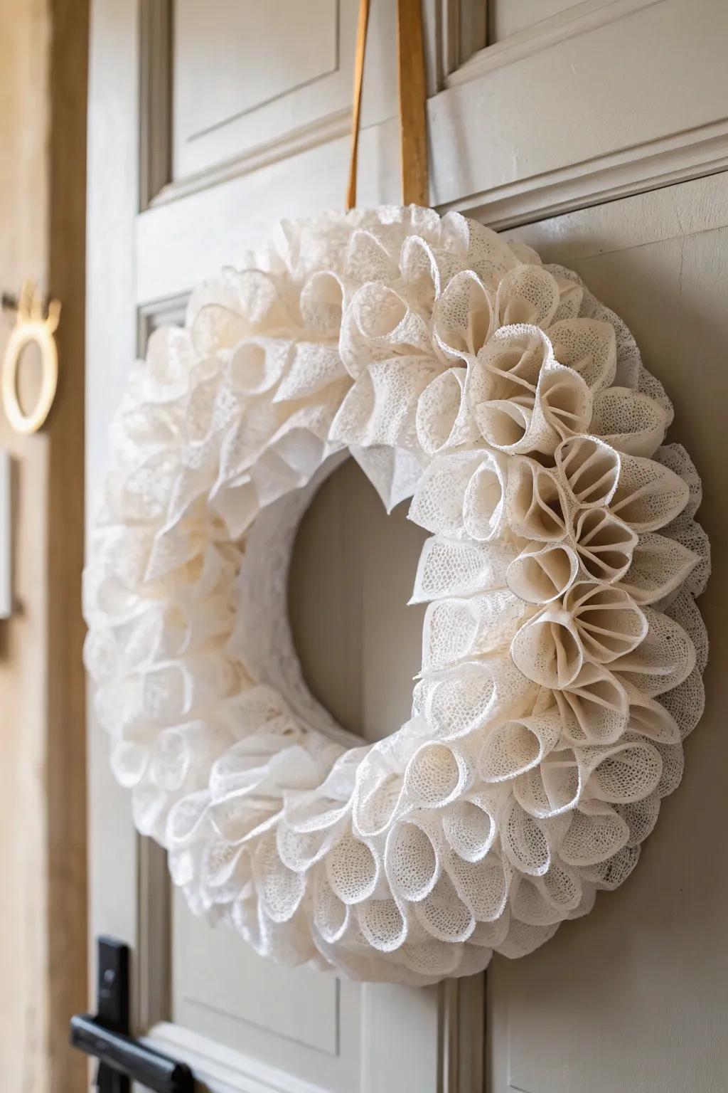 Transform ordinary coffee steepers into a stunning delicate weave wreath that adds a touch of elegance to your d&eacute;cor.