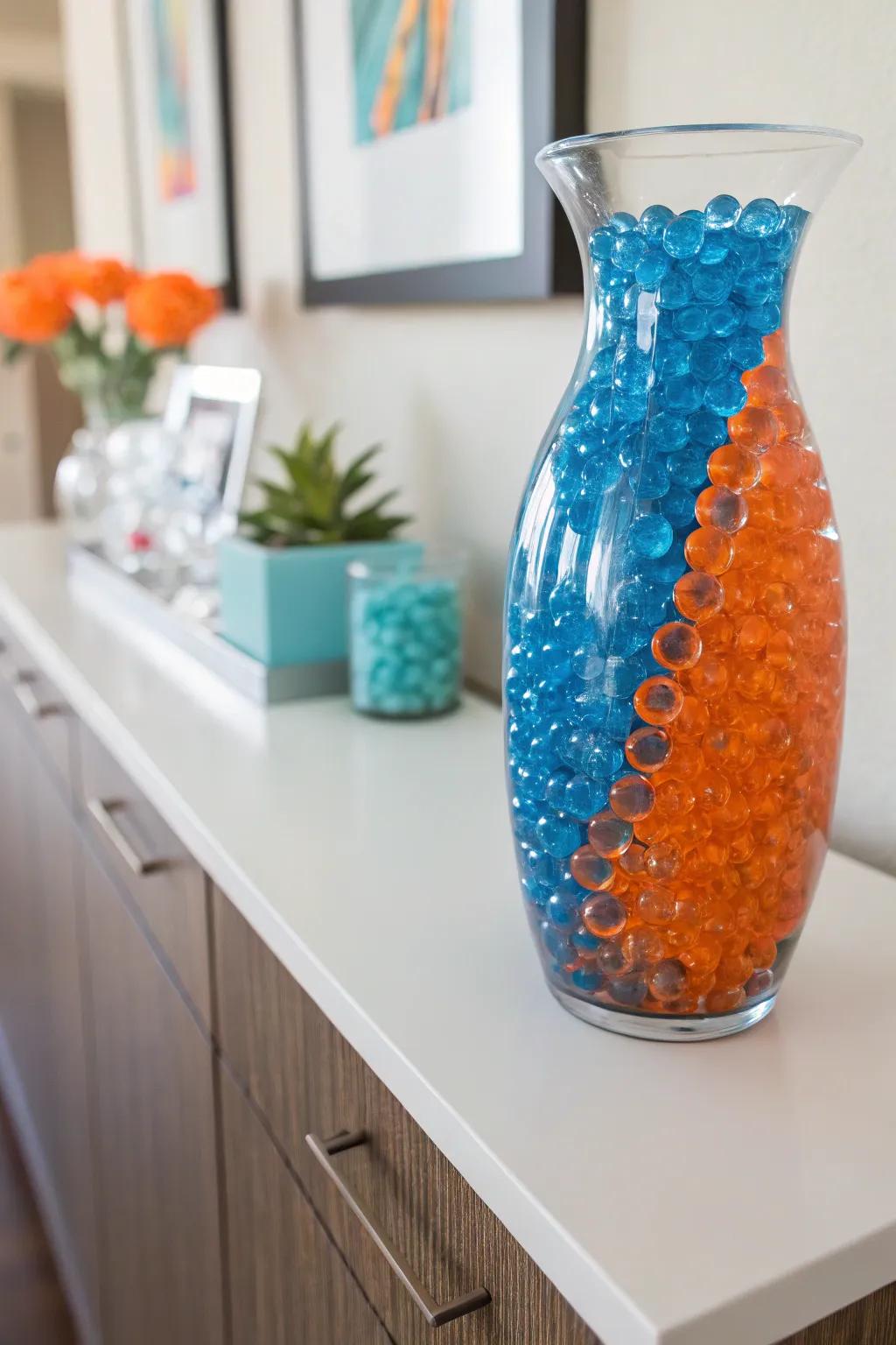 Audacious contrasts through opposing hued pearl drops.