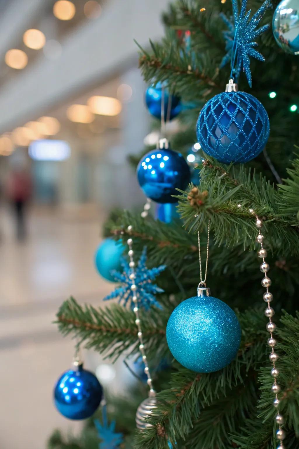 Elegant spheres in blue for Christmas