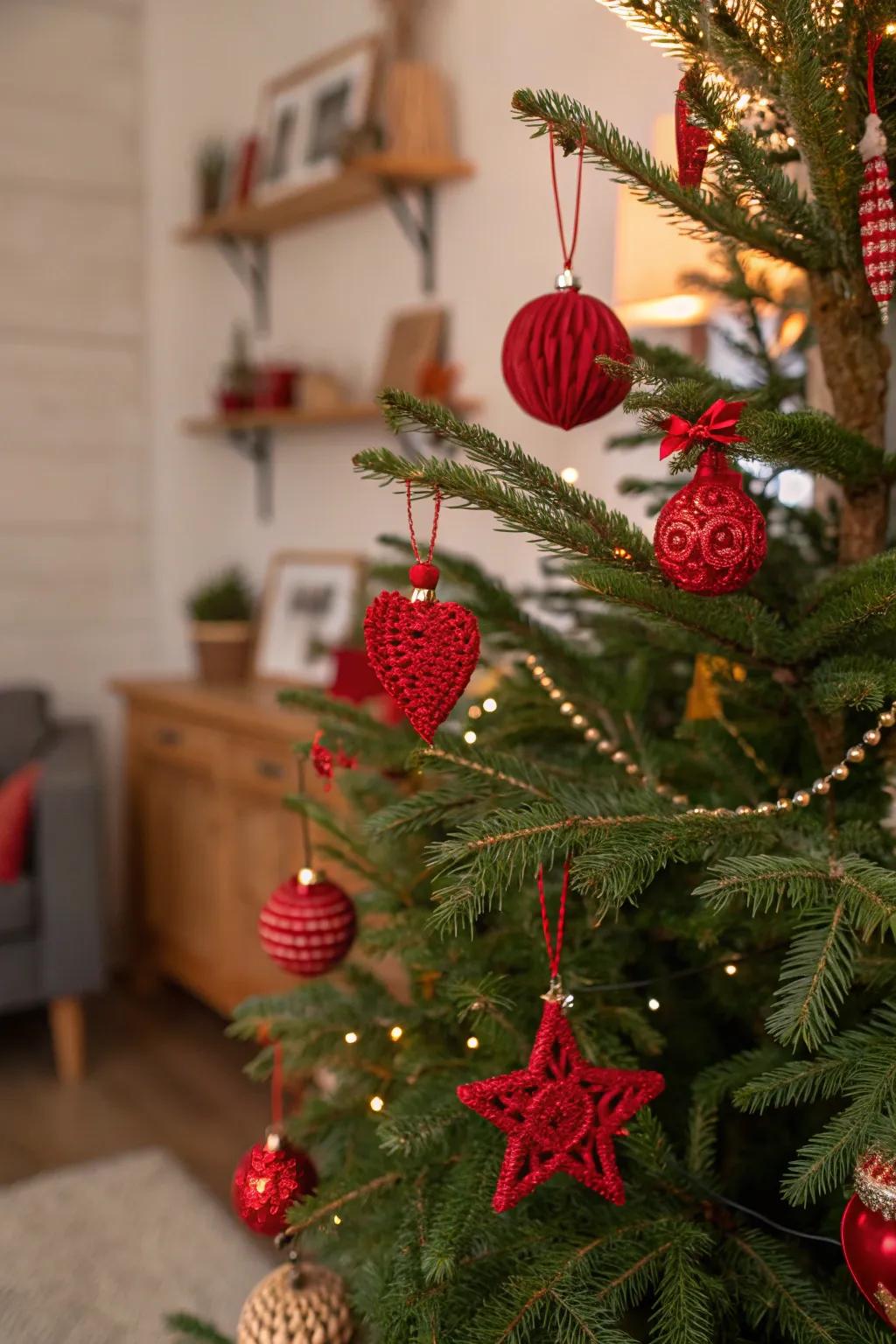 Personalized Christmas tree with DIY red ornaments