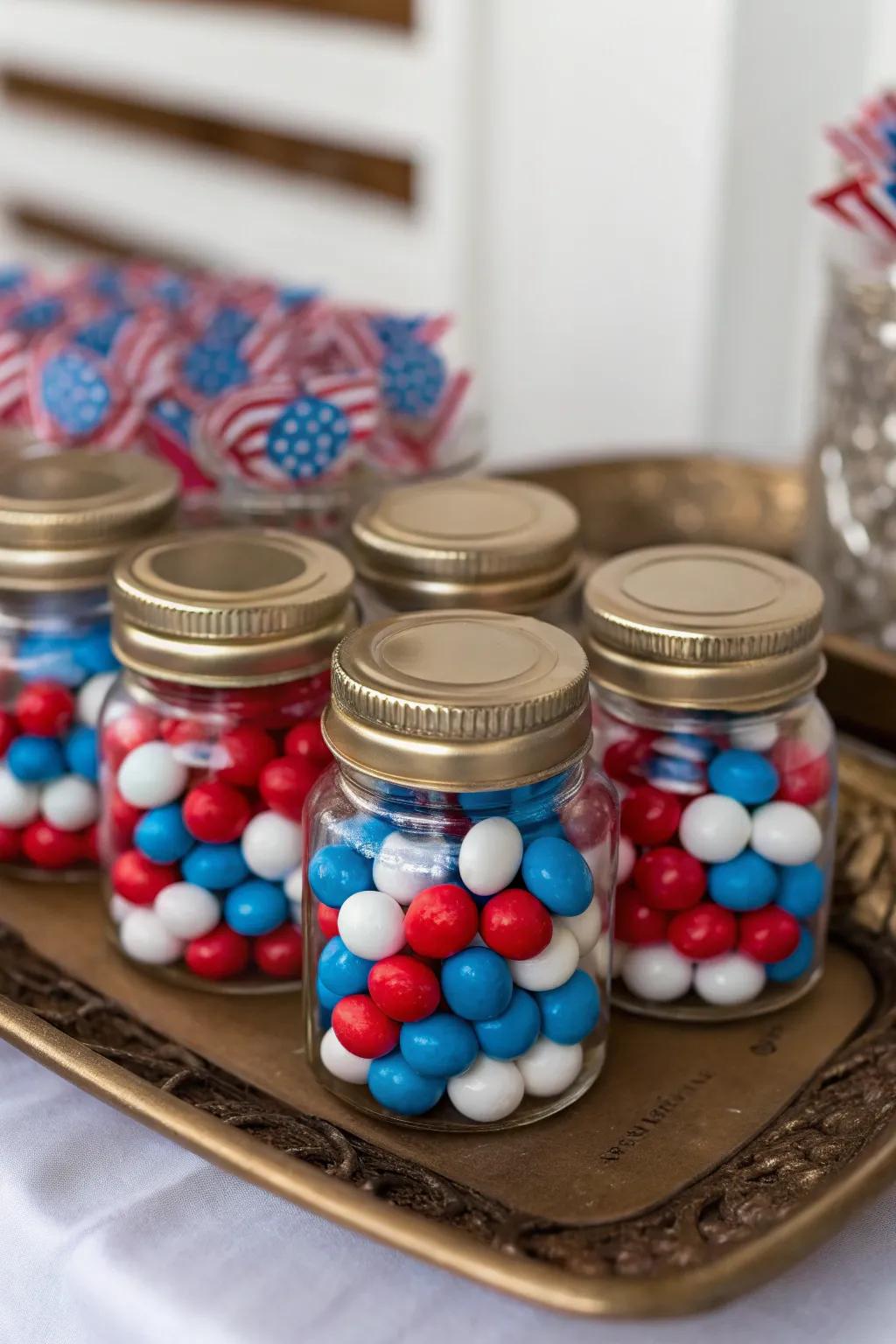 Small candy jars as sweet takeaways