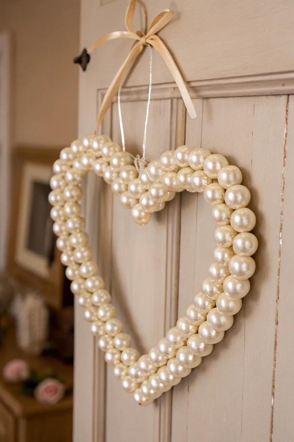 Embrace the elegance of simplicity with this gem heart wreath, a timeless addition to your Valentine's d&eacute;cor.
