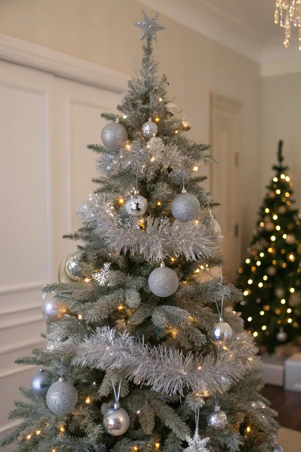 Glimmer imparts retro glamour and sparkle to your Christmas tree.