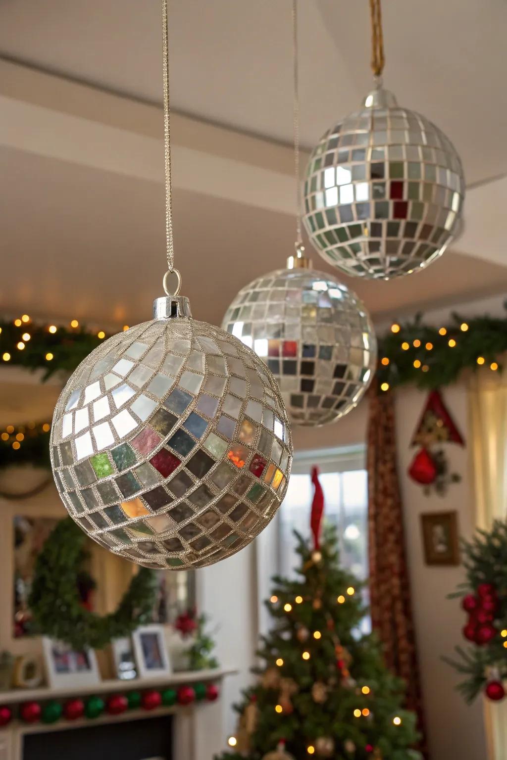 Suspending mirror ornaments incorporate radiance within your interior design.