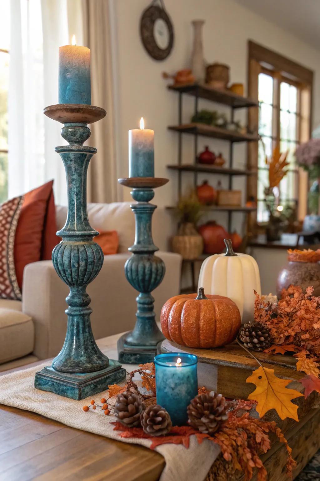 A room enriched by azure metallic touches for fall.