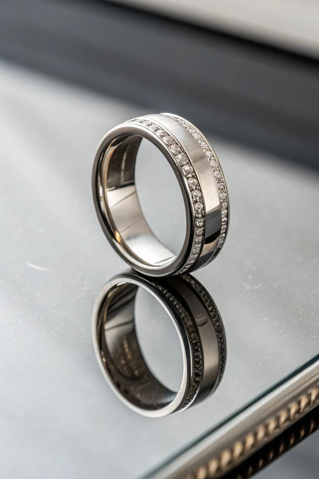 A blade-edged circle with a clean and contemporary silhouette.