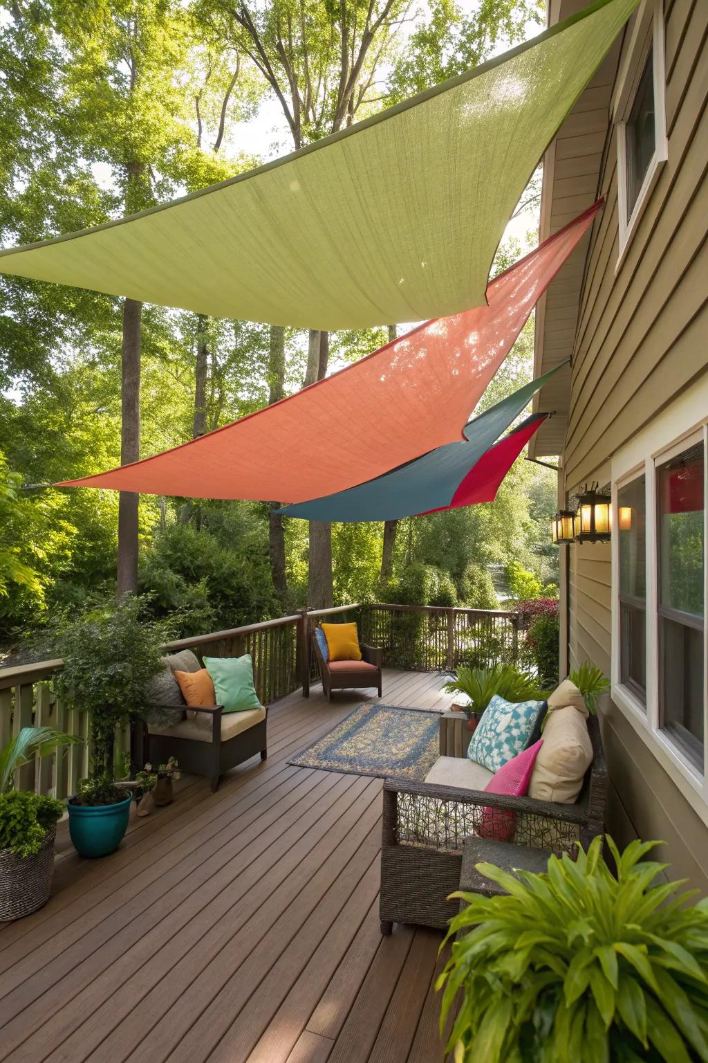 Canvas bringing a nautical touch to a compact deck.