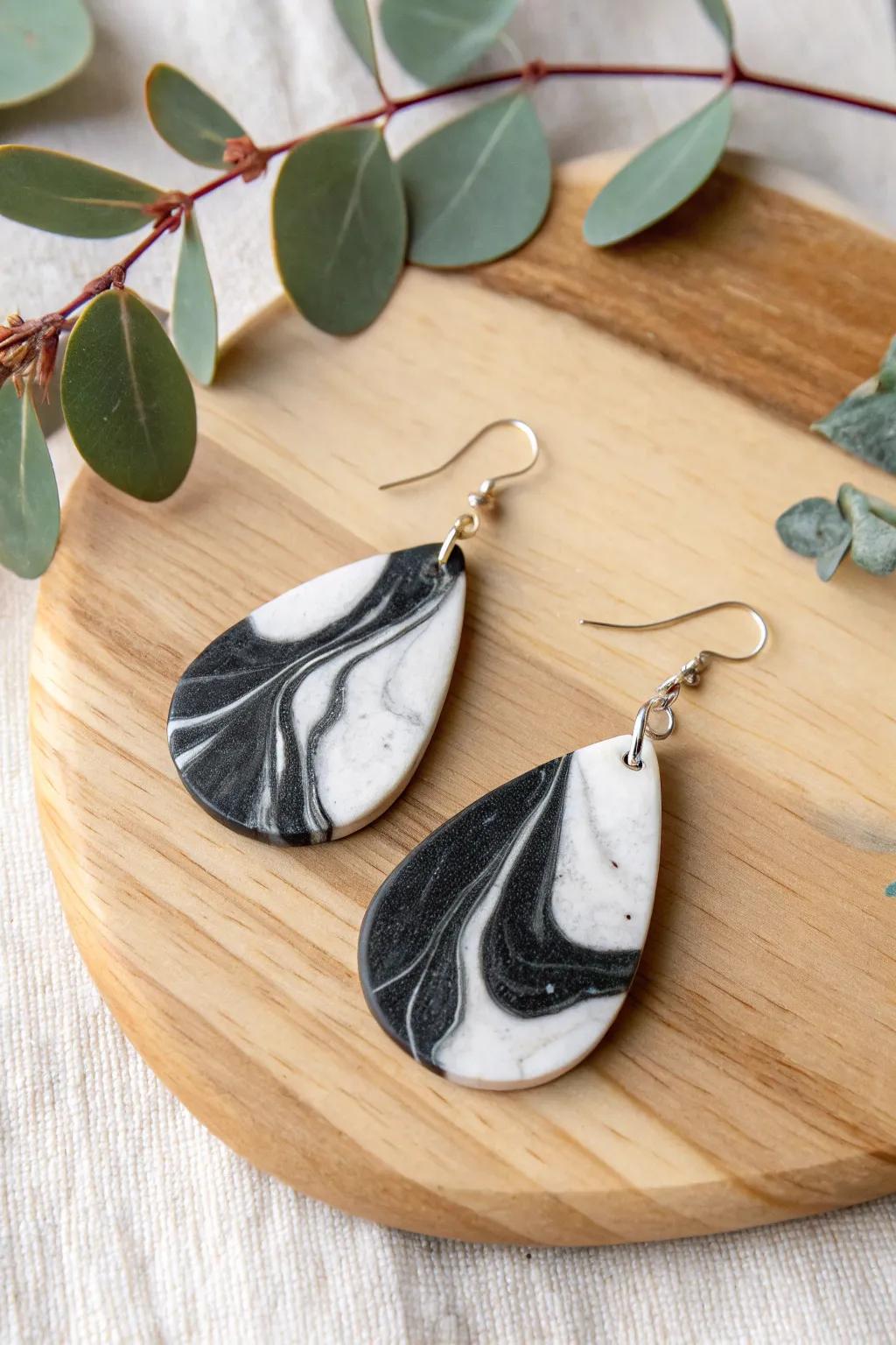 With the timeless elegance of stone-like swirl clay earrings, you can elevate your look. The pinnacle of handcrafted simplicity.