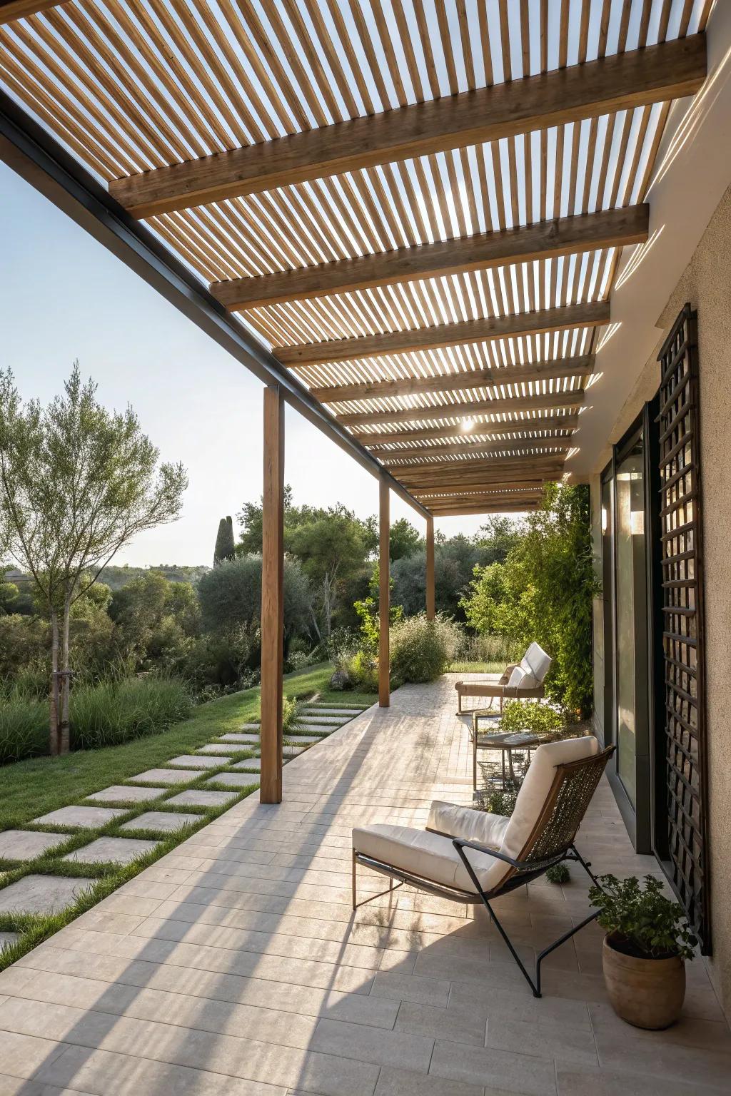 Find the ideal harmony of sunlight and shade with a sun shelter featuring slim slats.