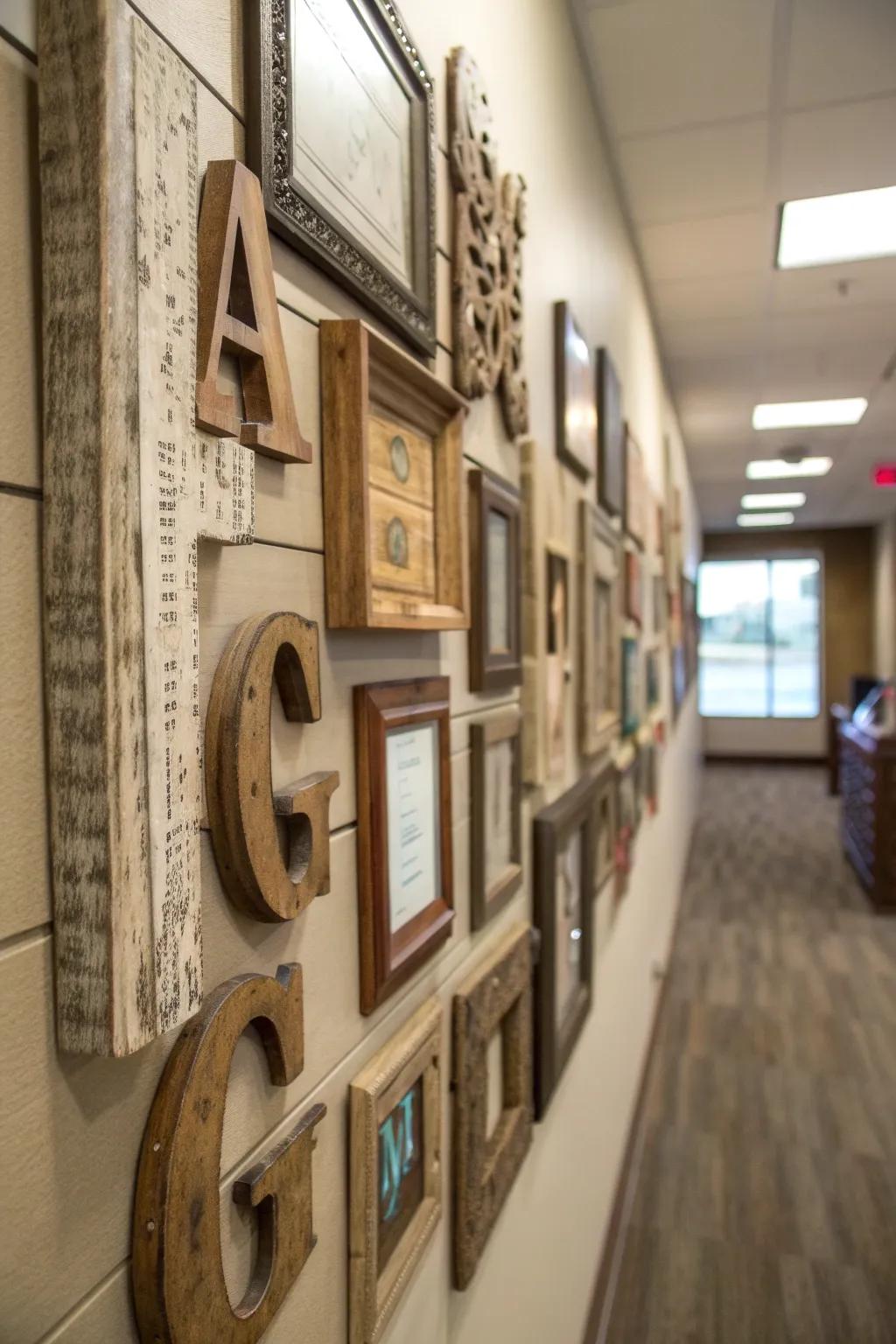 Country wooden letters bring an inviting country house appeal.