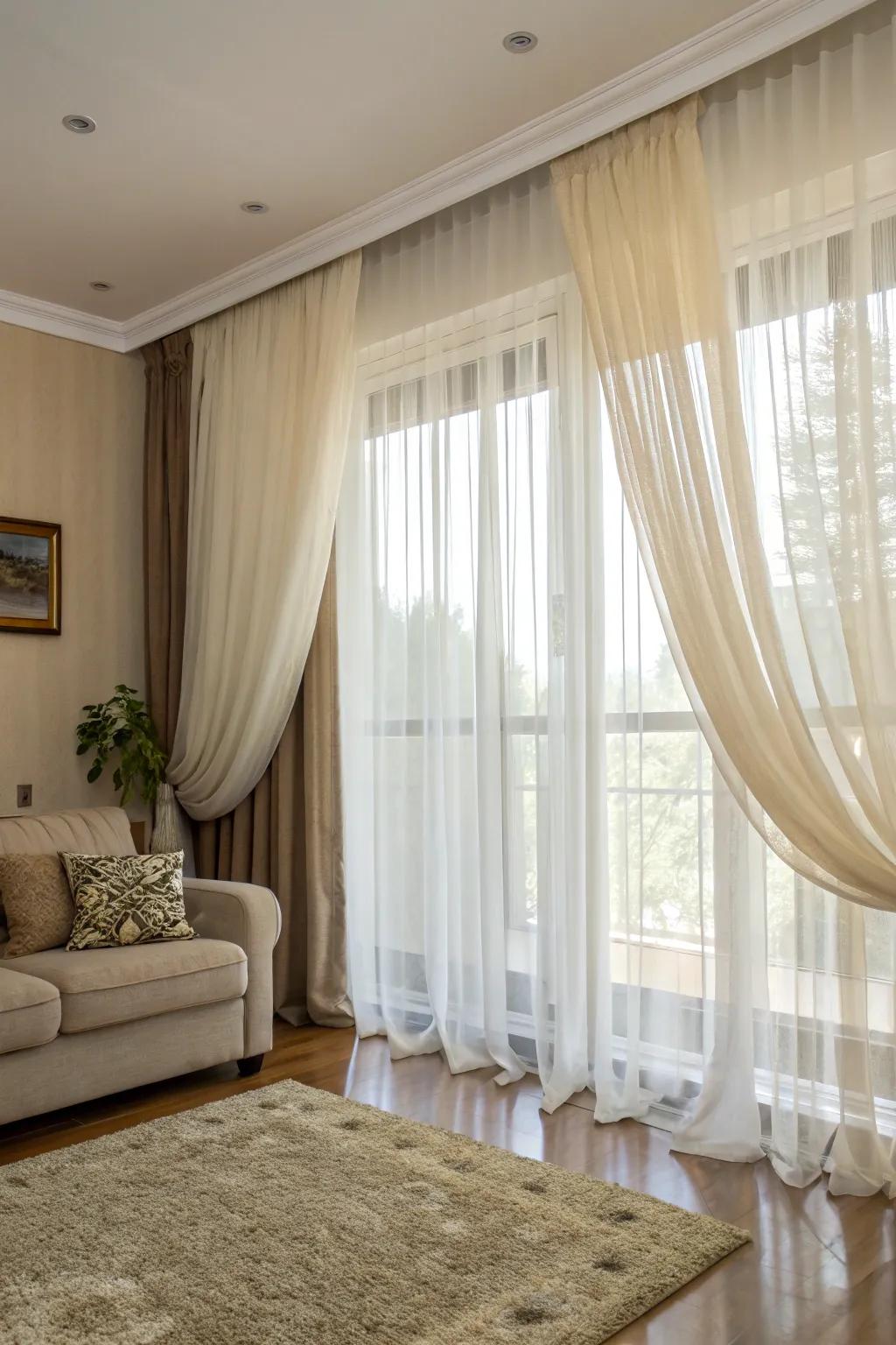 Attain adaptable illumination conditions by means of stratified translucent and dense curtains.