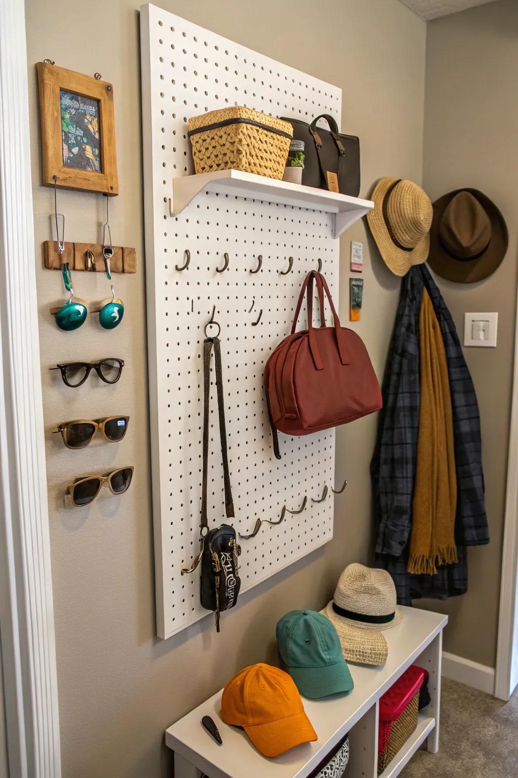 Customize your storage using an adaptable pinboard.