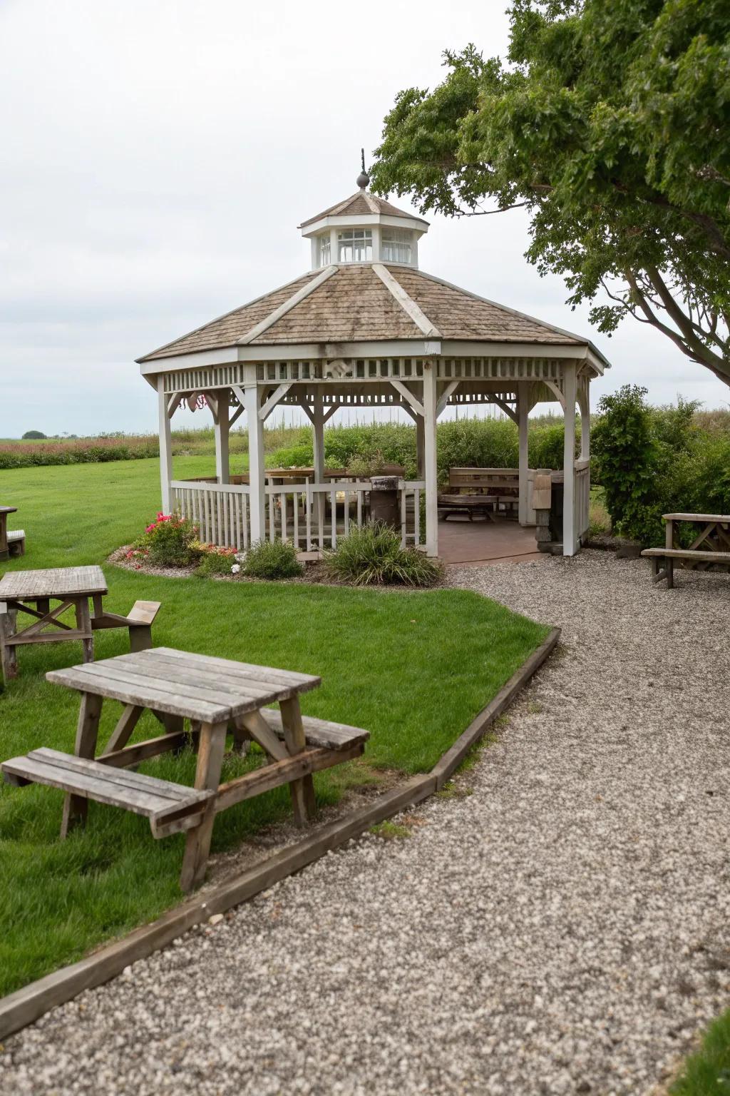 Gravel flooring contributes rustic elegance and guarantees excellent drainage.