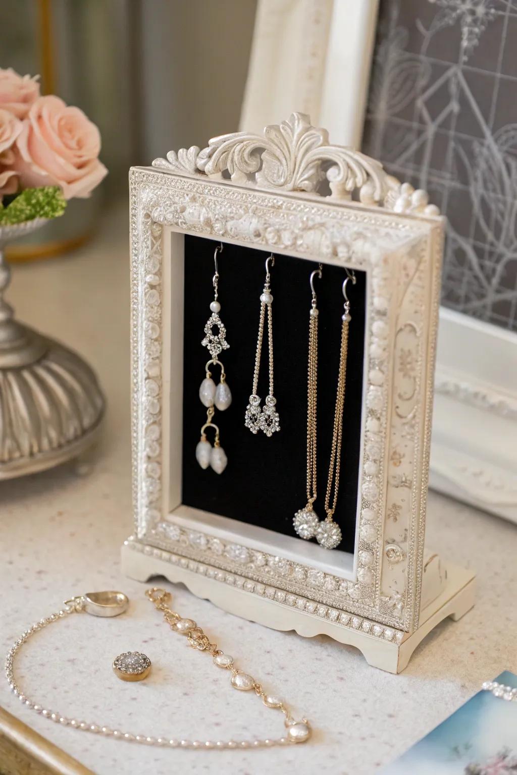 Creative jewelry exhibited using a frame