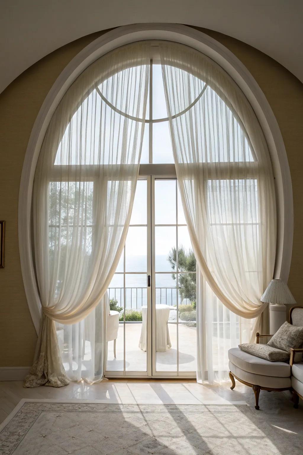Airy fabrics coupled with blinds fashion a dreamy atmosphere.