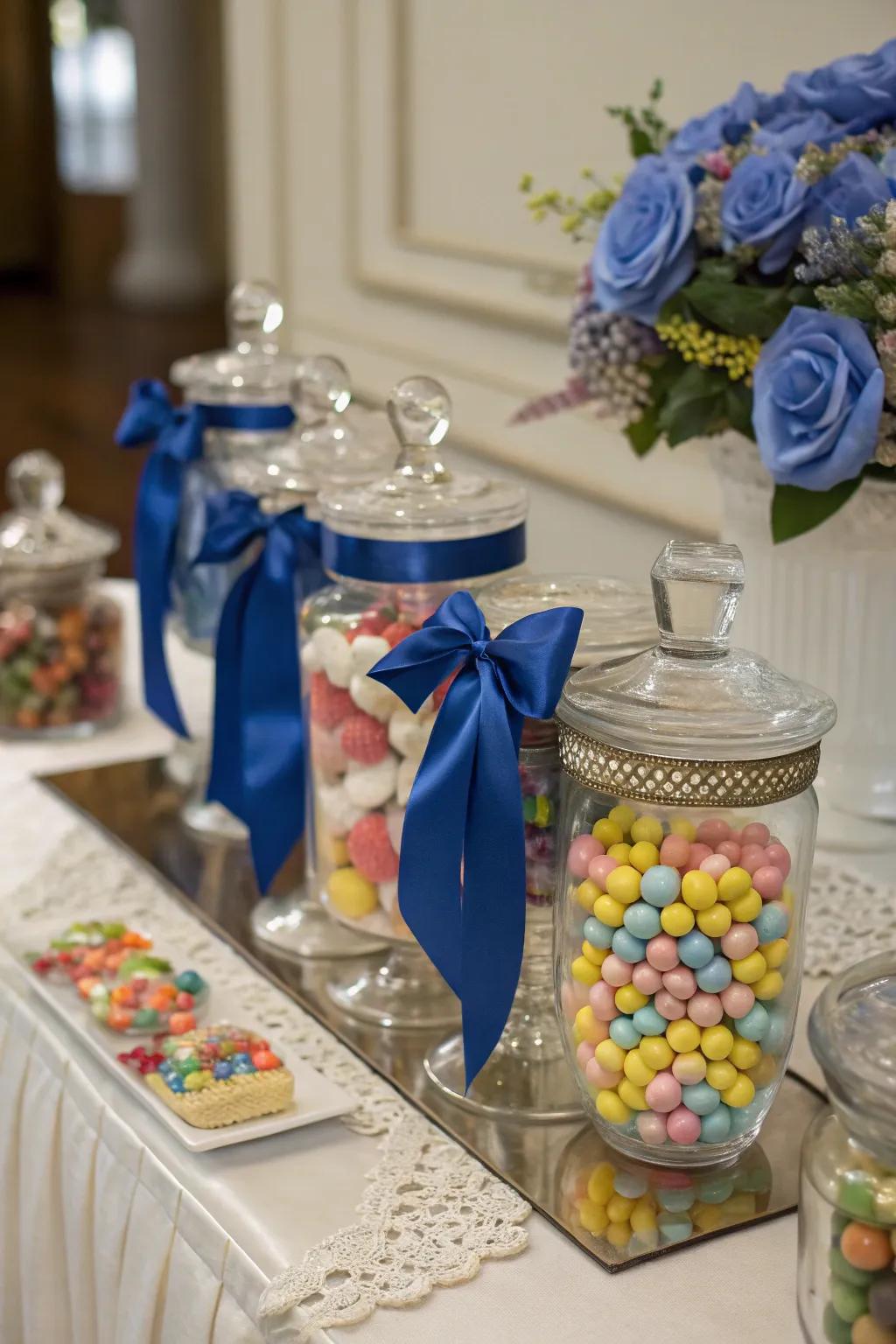 Sweet jars elegantly embellished using azure strips.