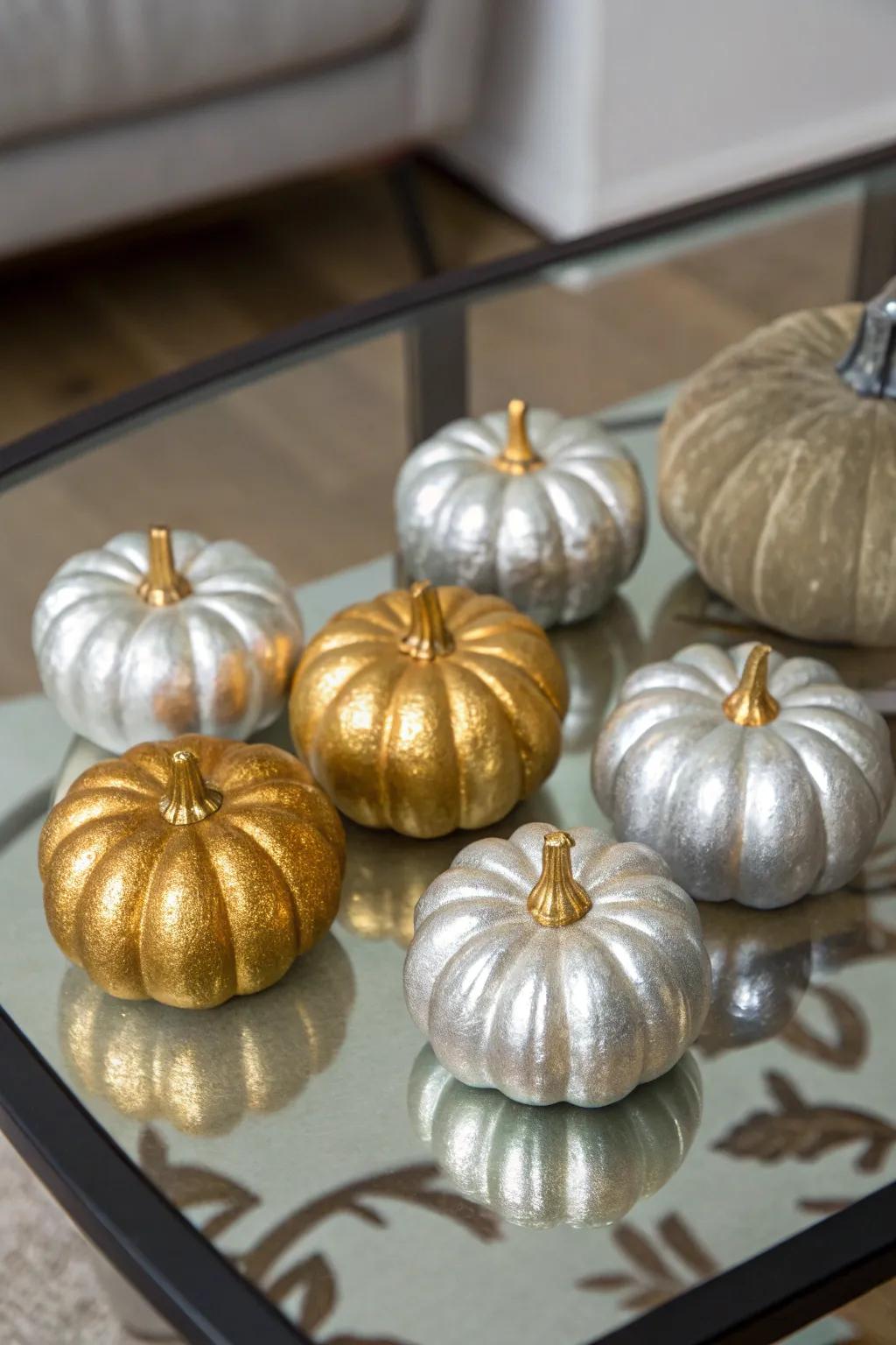 The gleaming of pumpkins painted with metallics portrays elegance.