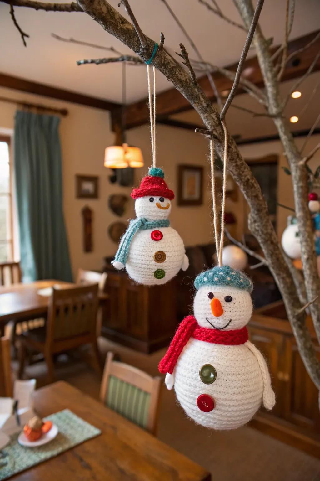 Woven snowmen impart a sensation of coziness to your decor.