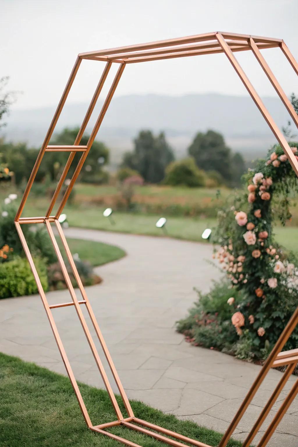 A modern geometric arch that shines with its refined design.