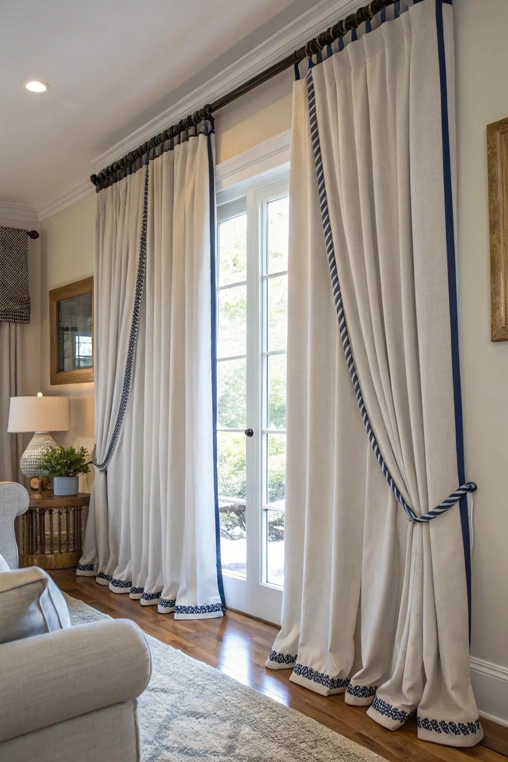 Crisp curtains featuring contrasting rope <strong>details</strong>.&rdquo; loading=&rdquo;lazy&rdquo; class=&rdquo;pimg&rdquo;>
	</picture><figcaption>Crisp curtains featuring contrasting rope <strong>details</strong>.</figcaption></figure>
<p>Ropes can create a striking contrast, beautifully outlining your curtains. In a recent project, I chose navy ropes on light gray curtains for a sharp, tailored aesthetic.</p>
<h3>Some handy options:</h3>
<ul class=