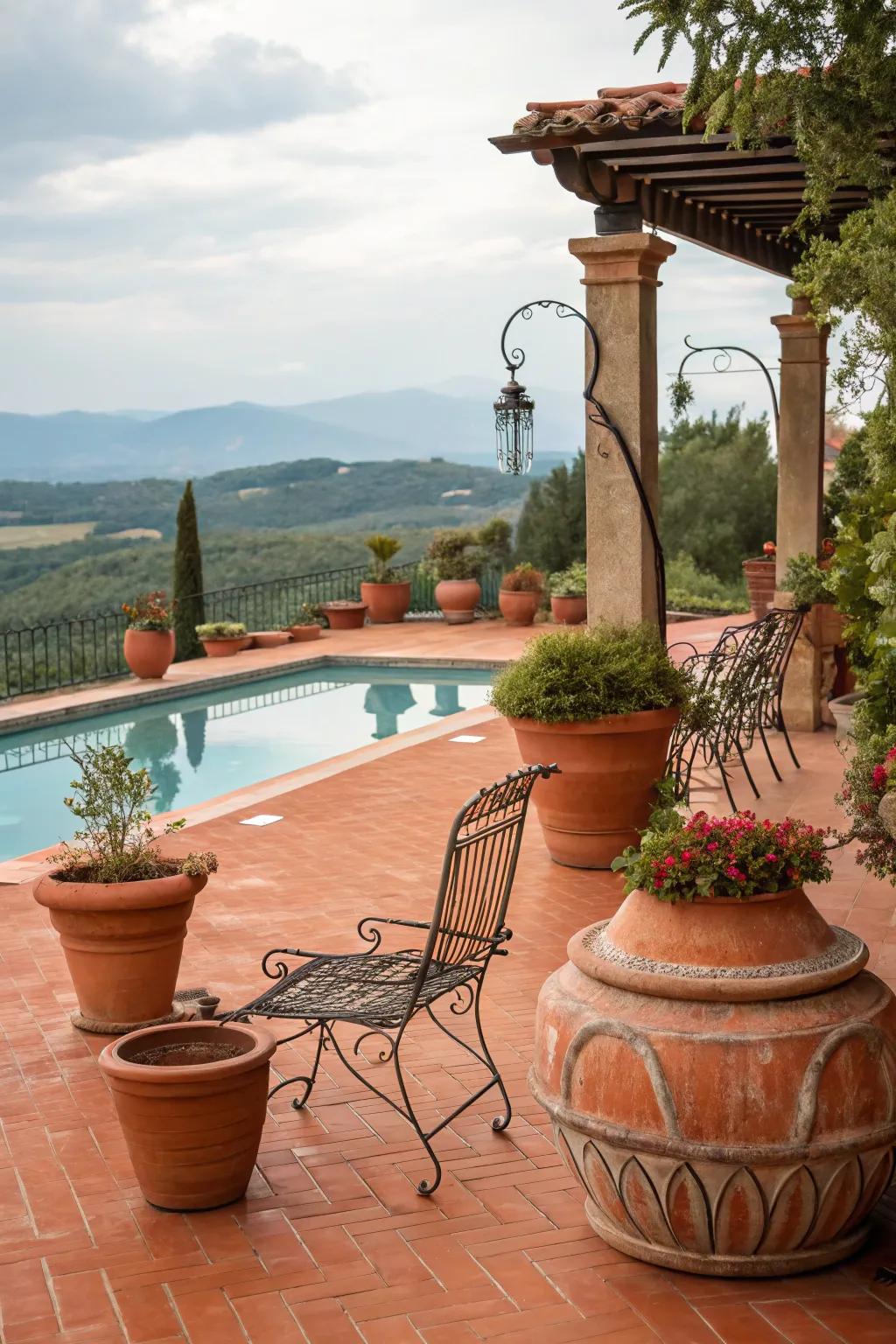Warm terra-cotta evokes a Mediterranean atmosphere.