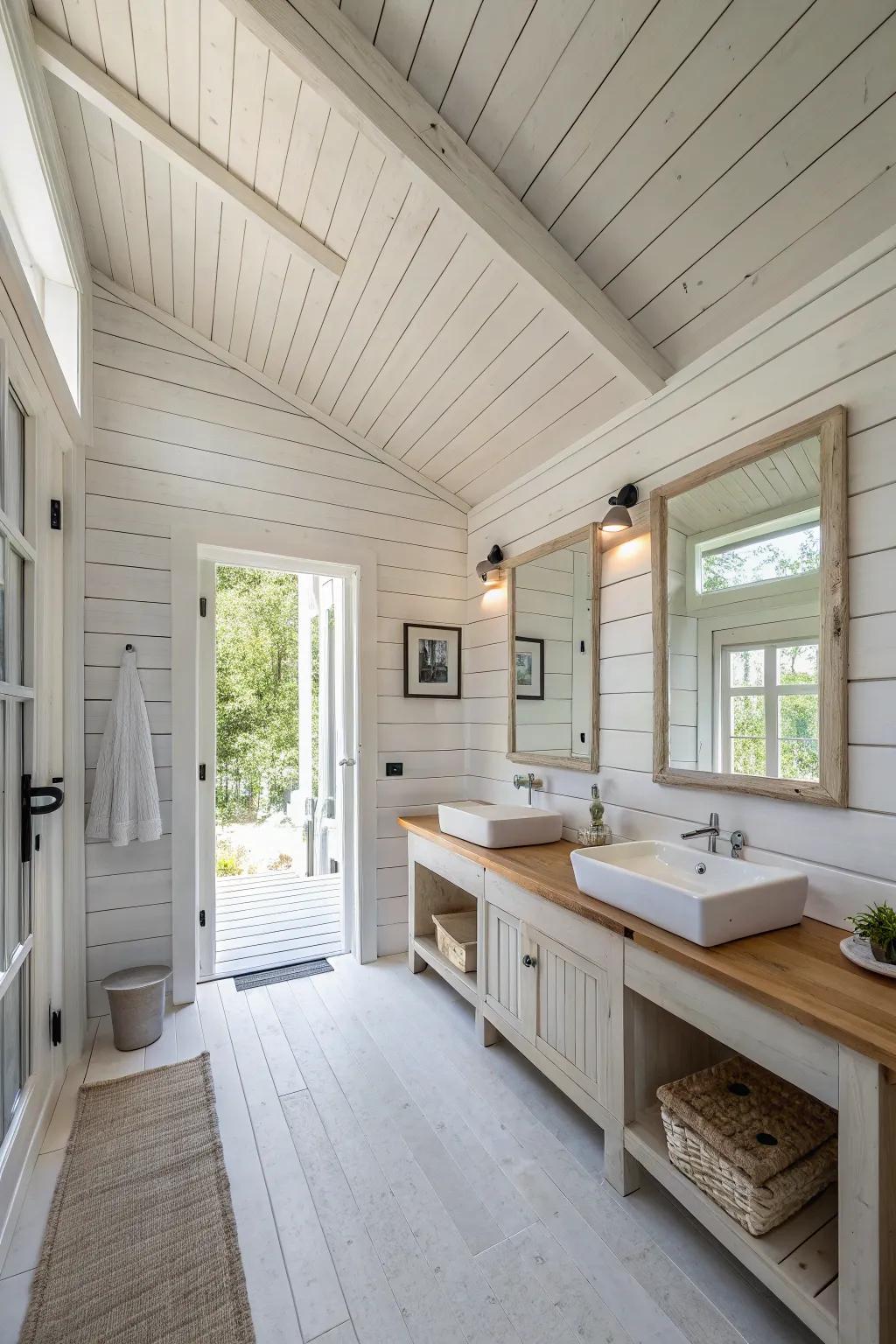 White wood panelling lightens up this attractive bathroom.