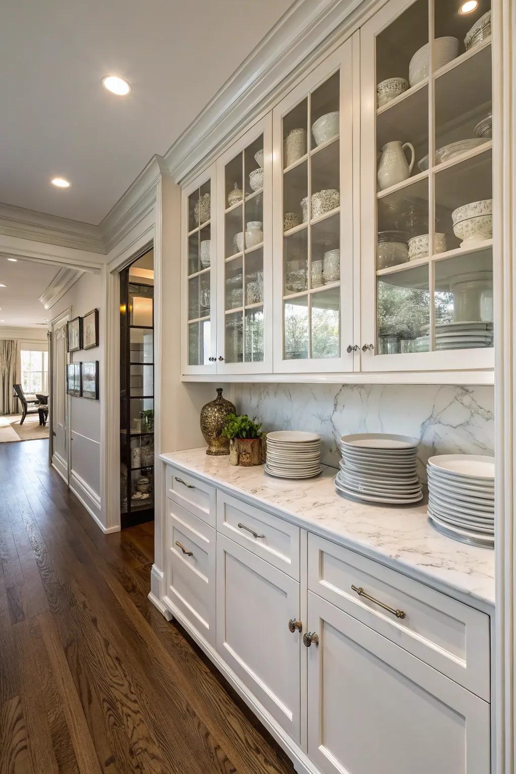 Crystal fronts contribute sophistication and openness to pantry storage.
