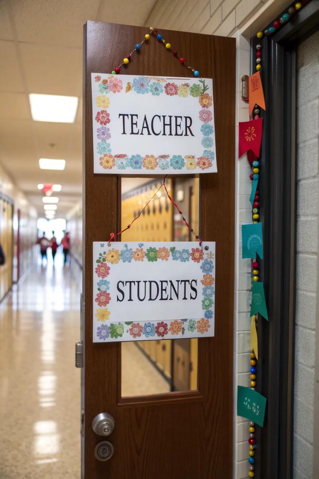 A personalized academic entrance displaying teacher and student identities.