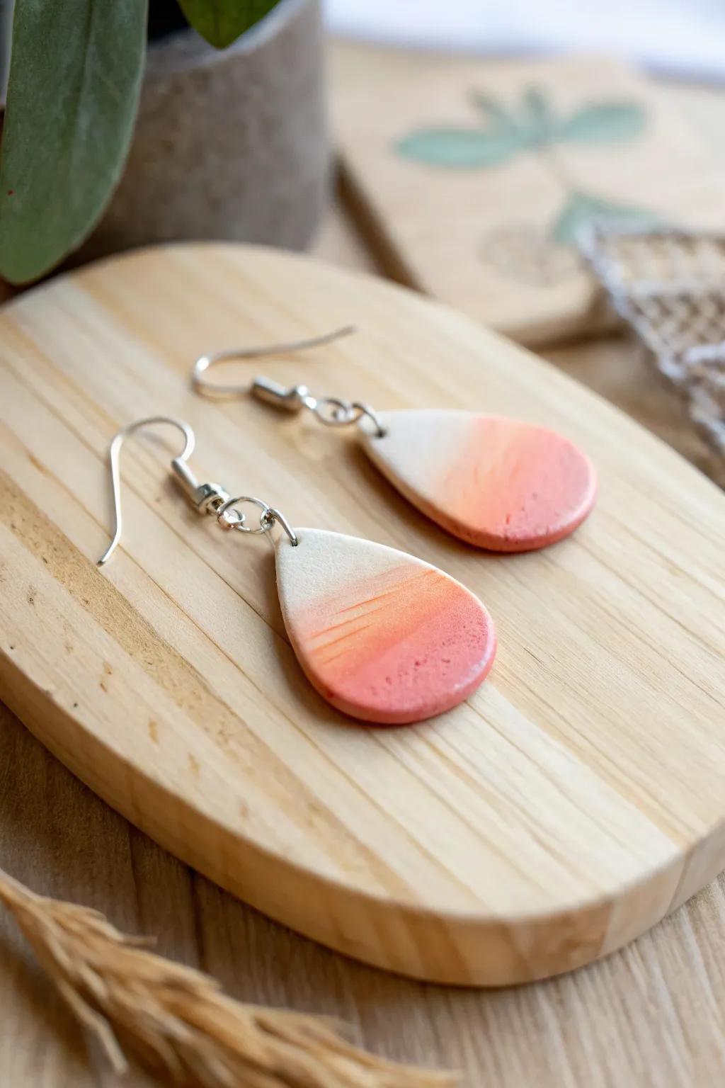 With these fading clay earrings, you may capture the serene beauty of a twilight, a seamless fusion of simplicity and artistry.