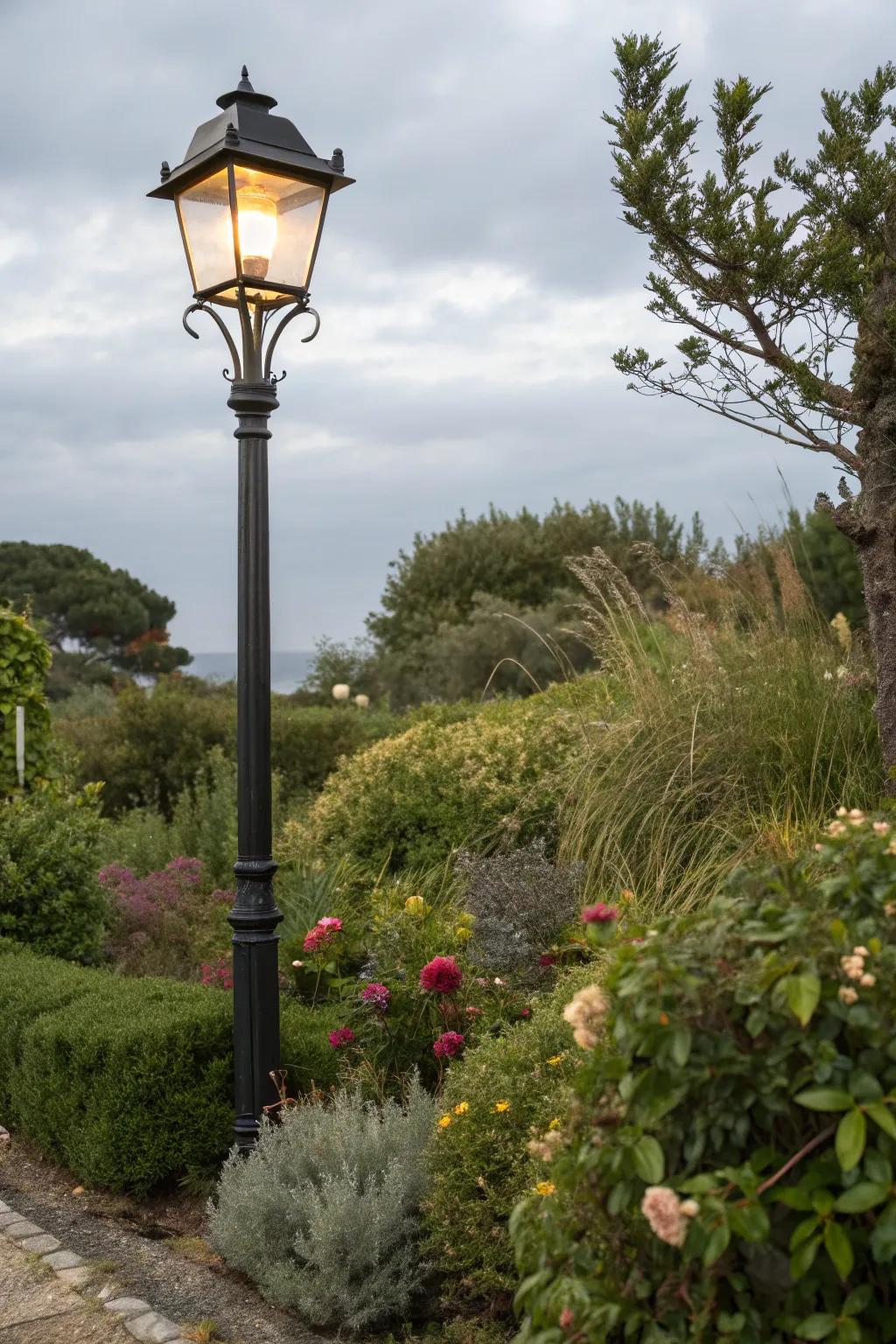 Variations in length contributing depth around a lamp post.
