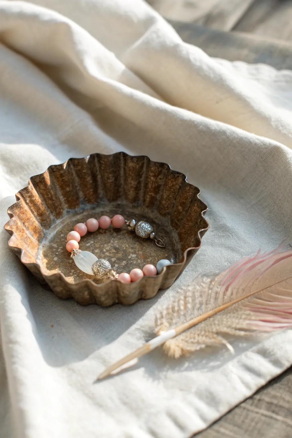 Enhance your fridge decor with charming small pie tin magnets that mix past-era appeal with modern ease.