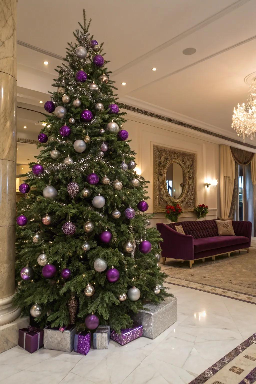 A sumptuous Christmas with violaceous and argent elegance.