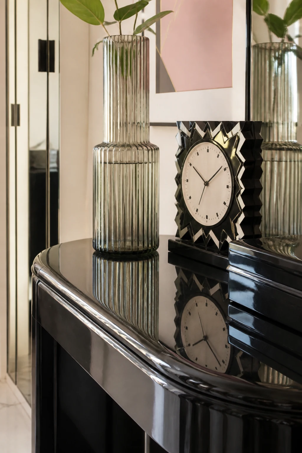 1980s High-Gloss Surfaces and Ambient Reflection