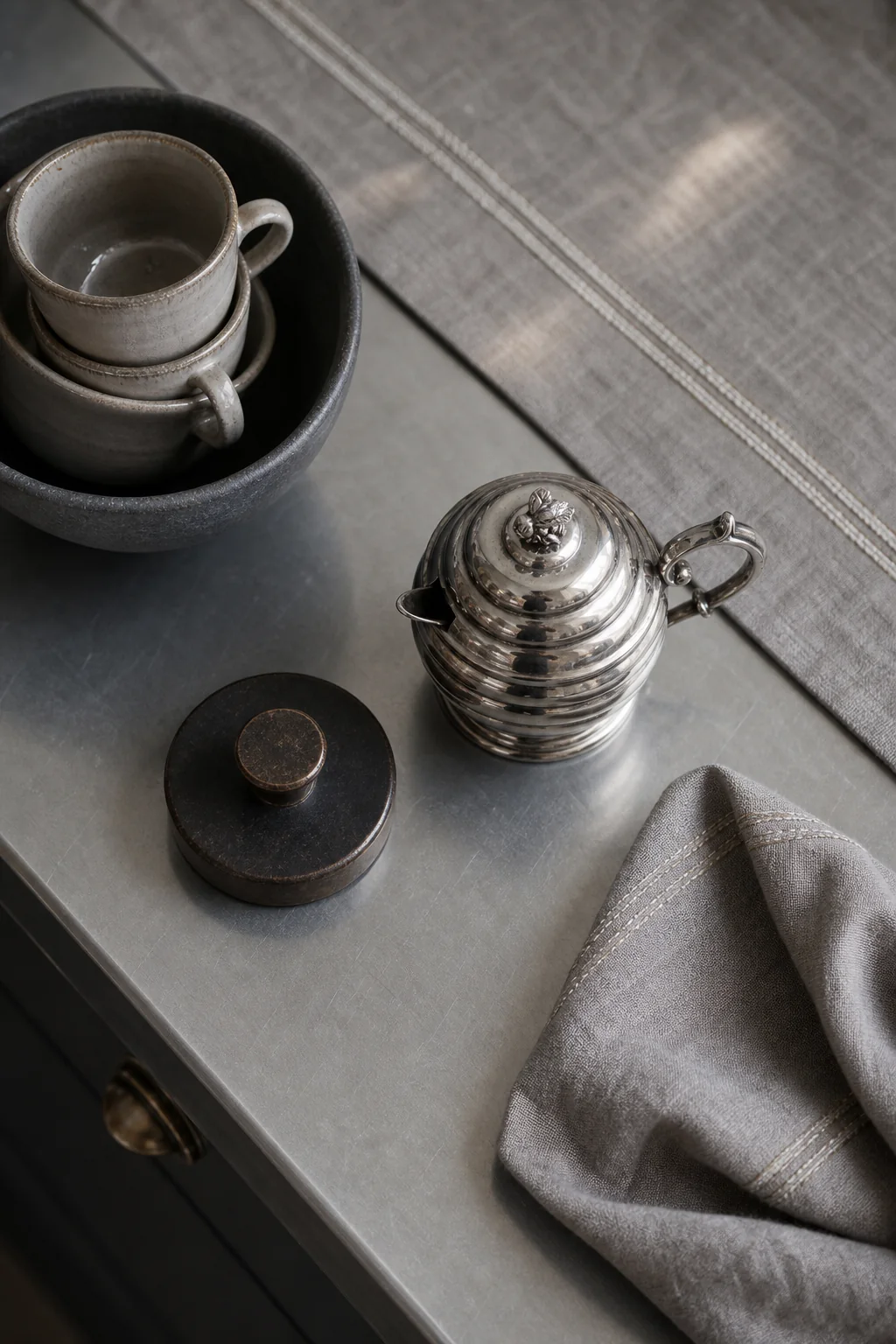Crowning the space with delicate forms in the finished coffee bar corner